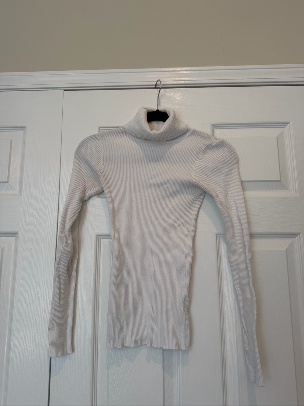 Olivaceous White Ribbed Knit Turtleneck Long Sleeve Sweater - Size M
